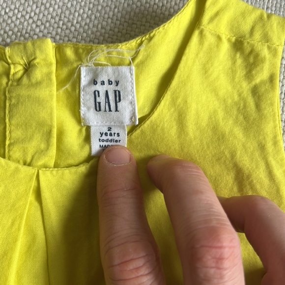 Set of 2 Size 2 baby Gap Tanks - Picture 4 of 8